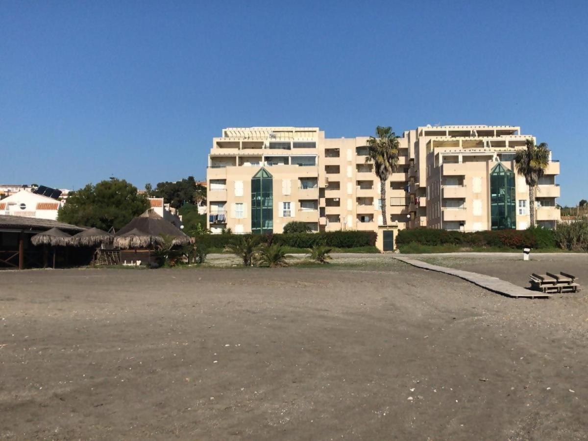 Espectacular Residencial En 1A Linea Con Piscina Apartment Benajarafe Luaran gambar