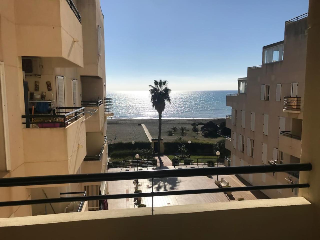 Espectacular Residencial En 1A Linea Con Piscina Apartment Benajarafe Luaran gambar