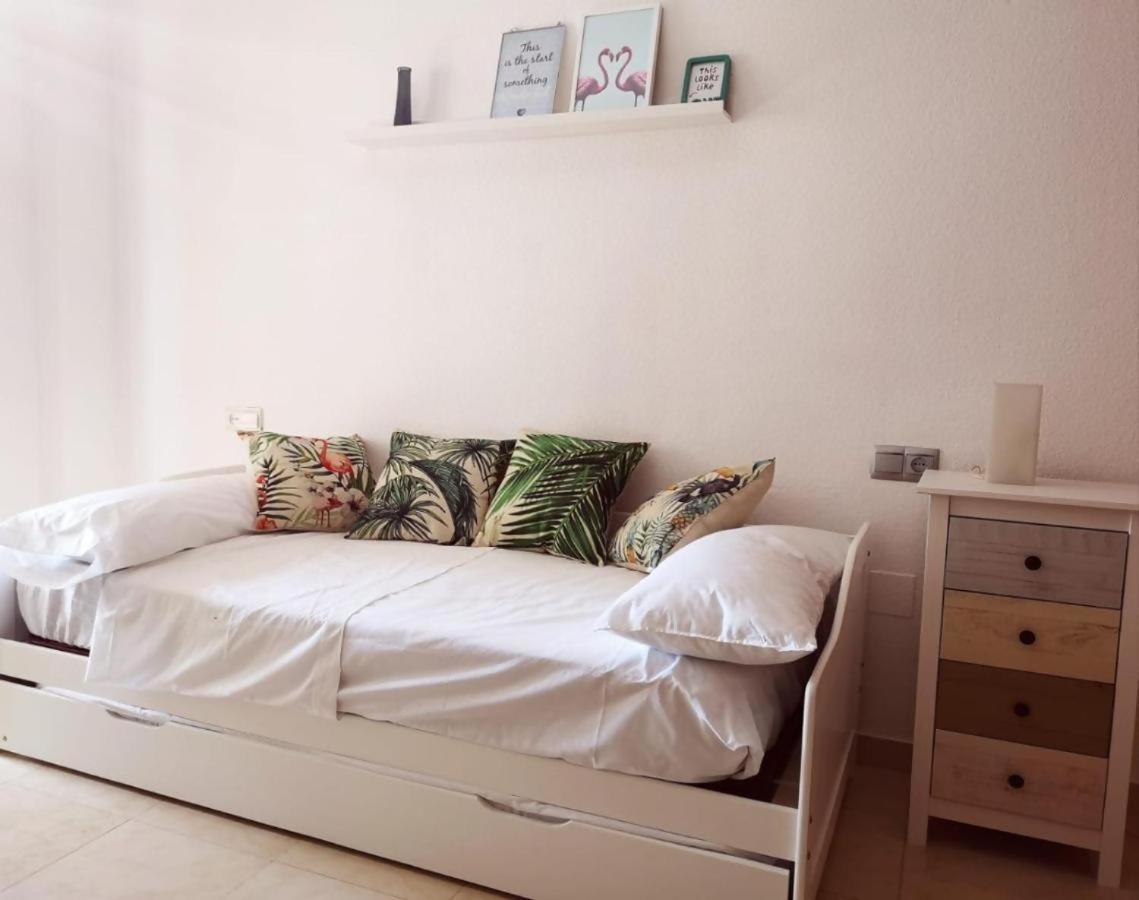 Espectacular Residencial En 1A Linea Con Piscina Apartment Benajarafe Luaran gambar