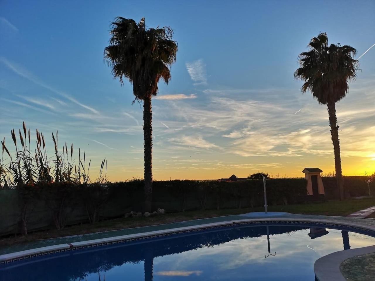 Espectacular Residencial En 1A Linea Con Piscina Apartment Benajarafe Luaran gambar